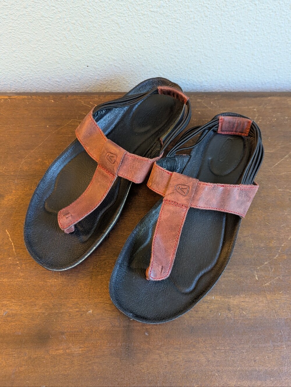 Keen Dauntless Flip Flop Thongs Sandals US 6.5 EU 37 Red Black Boho Leather